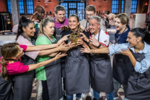 Amira Aly zieht beim Promibacken mit der „Roten Schürze“ davon 
