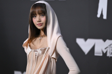 White Lotus und neues Album: Lisa surft die perfekte K-Pop-Welle 