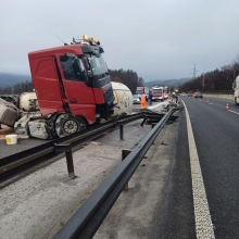 Nesreča cisterne s cementno moko za dalj časa ohromila promet na štajerski avtocesti