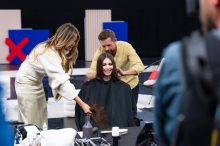 GNTM-Umstyling: Klaas Heufer-Umlauf als Frisör und viele Tränen