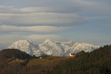 Alpinistki je zdrsnilo in je padla v globino. Njen soplezalec hudo poškodovan.