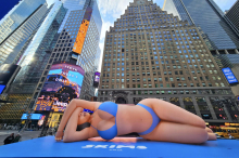 Kim Kardashian ließ 20-Meter-Ballon von sich am Times Square aufstellen