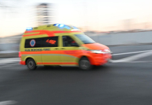 Moški pretepel partnerico nato ukradel reševalno vozilo