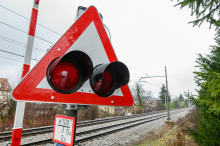 Vlak navozil na železniške pragove, ki so jih na progo med Celjem in Velenjem nastavili neznanci
