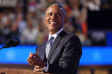 Barack Obama Photobomb: Wenn der Ex-Präsident ins Familienporträt läuft