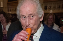 König spielt auf der Karotte: Charles III. leistet sich einen Spaß in Orange