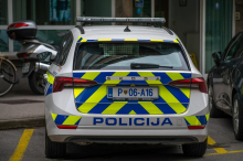 37-letnica z nožem huje poškodovala partnerja