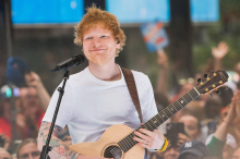 Azizam: Ed Sheeran stellt  neue Single am Londoner Bahnhof vor