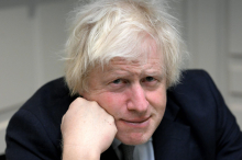 Britischer Ex-Premiere Boris Johnson von Vogel-Strauß attackiert