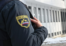 Osumljenec s sodišča pobegnil skozi okno, nato se je želel odpeljati z naključnim vozilom