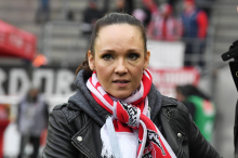„Im Delirium bestellt“: 1. FC Köln eilt Carolin Kebekus zu Hilfe