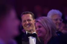 Corinna half ihm: Michael Schumacher unterschrieb für den guten Zweck