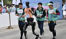 U Kini po prvi put polumaraton trčali ljudi i roboti