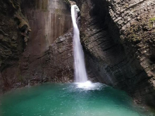 Španec zaplaval v vodo pod slapom Kozjak in obtičal sredi tolmuna, na breg ga je prepeljal kajakaš