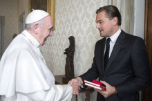 „Zutiefst betrübt“: Wie die Promis um Papst Franziskus trauern