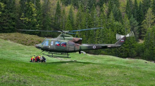 Na območju Mangarta zasilno pristalo letalo – pilotko in kopilota na varno prepeljal helikopter