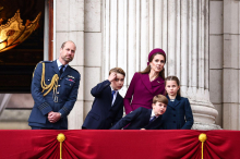 Prinzessin Kate zieht in Burgunderrot alle Blicke auf sich