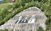 Na golemoj stijeni iznad Klanjca osvanuli portreti hrvatskih velikana, umjetnica satima visila s užeta