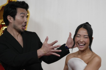 Simu Liu verlobt sich mit Allison Hsu - Freude auf Instagram teilen
