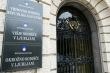 Višje sodišče razveljavilo sodbo vozniku za smrt pešca pri Novem mestu