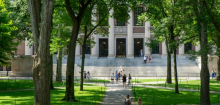 Harvard: Eliteuni verklagt Donald Trump wegen Verbot für ausländische Studenten
