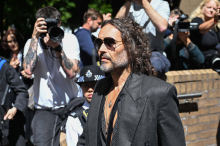 Prozess in London: Britischer Komiker Russell Brand plädiert auf 