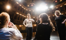 Eksplozija glasova i tijela: Autobiografija nobelovke Annie Ernaux stiže na daske HNK iskreno i bez cenzure