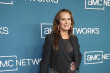 Im Bikini: Brooke Shields feierte 60. Geburtstag am Strand