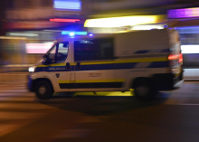30-letni voznik pod vplivom mamil zbežal in pri tem trčil v policijsko vozilo