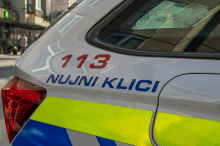 Za osumljenca napada z ostrim predmetom odrejen pripor