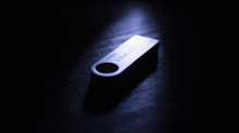 V javni upravi zaznali z zlonamernim črvom okužene kitajske USB-ključke