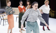 'Godine' u HNK su promašaj: Briljantna proza Annie Ernaux svedena je na audioknjigu s kostimima