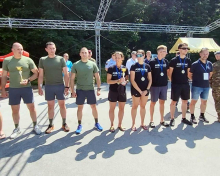 Ekipi policistov in vojakov med tekmovanjem naleteli na poškodovano pohodnico in ji pomagali