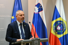 V hišnih preiskavah zaradi davčnih utaj našli tudi večje količine denarja in ponarejene dokumente