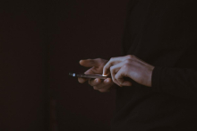 Združenje bank opozarja na goljufije, ki se začnejo z SMS-sporočilom: 