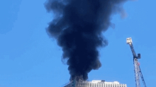 Video von Baustellenbrand: Rauchsäule über Berlin: Augenzeuge filmt Explosion auf Hochhaus