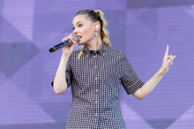 Esther Graf als „Wutmädchen“ in Nina Chubas neuem Video zu sehen