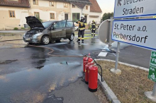 Pkw begann während Fahrt zu brennen, nachfahrender Lenker stoppte Auto