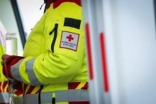 Schwer verletzt: Radfahrer missachtete Nachrang und prallte gegen Auto
