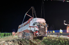 Vollbeladener Lkw kam von Schnellstraße ab und kippte um