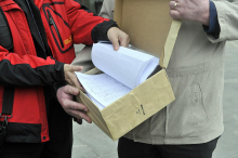 Sindikat delavcev migrantov vložil 12 tisoč podpisov za referendum o zakonu o urejanju trga dela