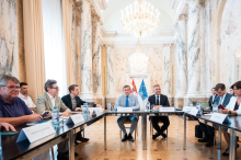 Regierung lud Sozialpartner ein : „Abwanderung stoppen“: Industriestrategie soll den Standort stärken 