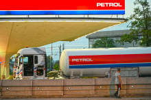Družina Polič bi kupila štiri zaprte Petrolove servise