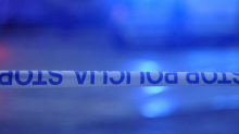 Voznik mopeda zapeljal na cestni otok, trčil v znak in umrl