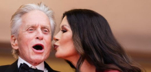 Michael Douglas guckt lieber seiner Frau Catherine Zeta-Jones bei der Arbeit zu