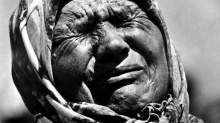 Mati Srebrenice: presunljiva fotografija je delček mozaika v boju proti zanikanju tragedije