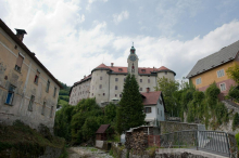 Drsenje: Med navezanostjo na primarno okolje in nezmožnostjo uiti iz njega