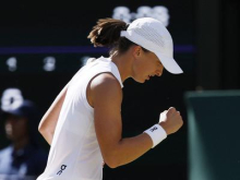 Iga Swiatek v finalu Wimbledona zaigrala kot v transu in Američanko odpihnila z igrišča