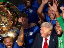 Donald Trump zmedel nogometaše Chelseaja in skakal z njimi #video