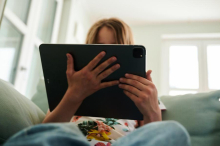 Gegen Porno- und Spielsucht: Digitaler EU-Alters-Check für Kinder 